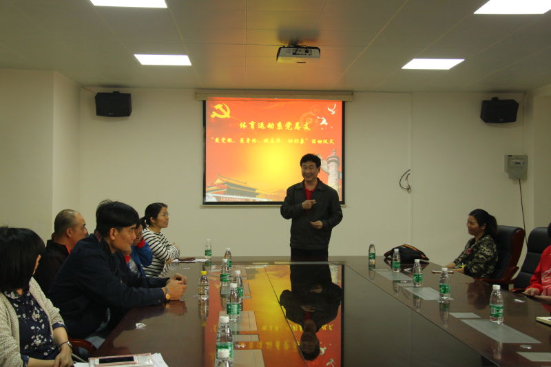 体育运动系党总支书记黄建新带头佩戴党徽