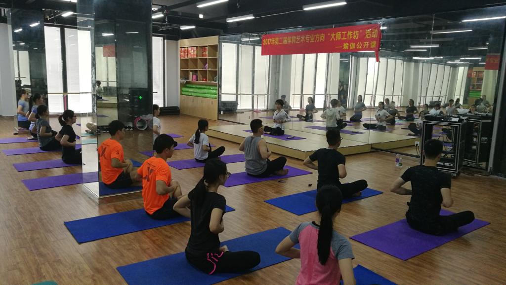 本期“大师工作坊”的主题是瑜伽。培训课程经过导师们的精心设计内容新颖、实用,同学们纷纷表示受益匪浅