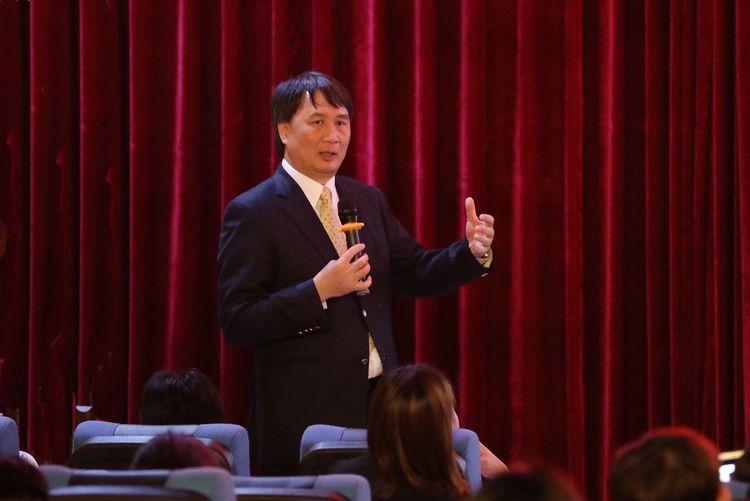 广州康威集团体育用品股份有限公司董事长黎伟权作《关于加快组建噶滚轴体育产业大联盟的建议》演讲