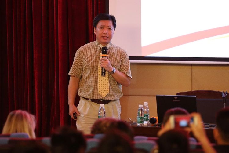 华南师范大学体育科学学院教授谭建湘分析《中国体育产业发展现状与投资趋势》