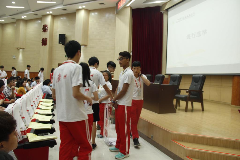 高职学生代表依次投票