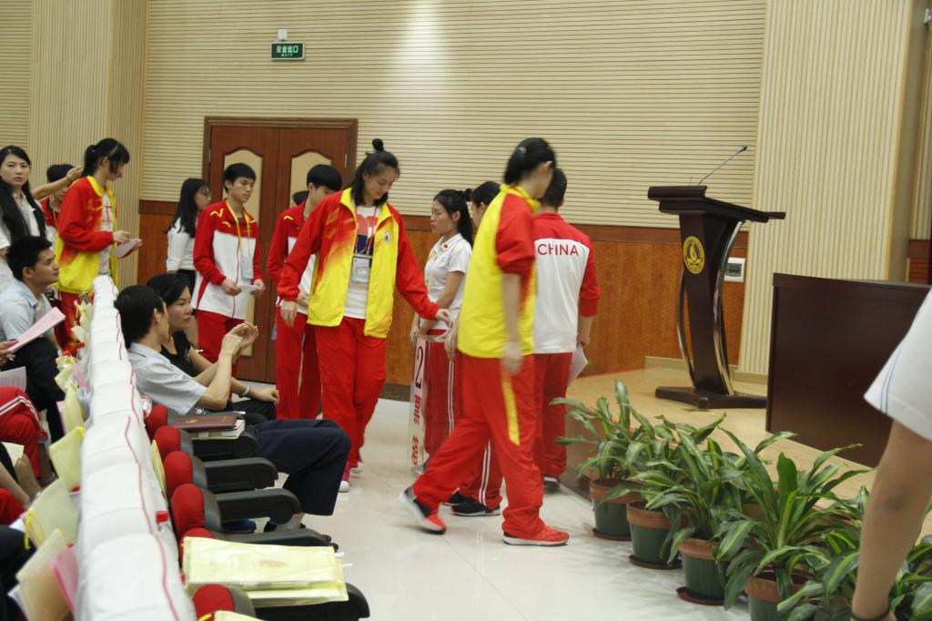 附属学校学生代表依次投票