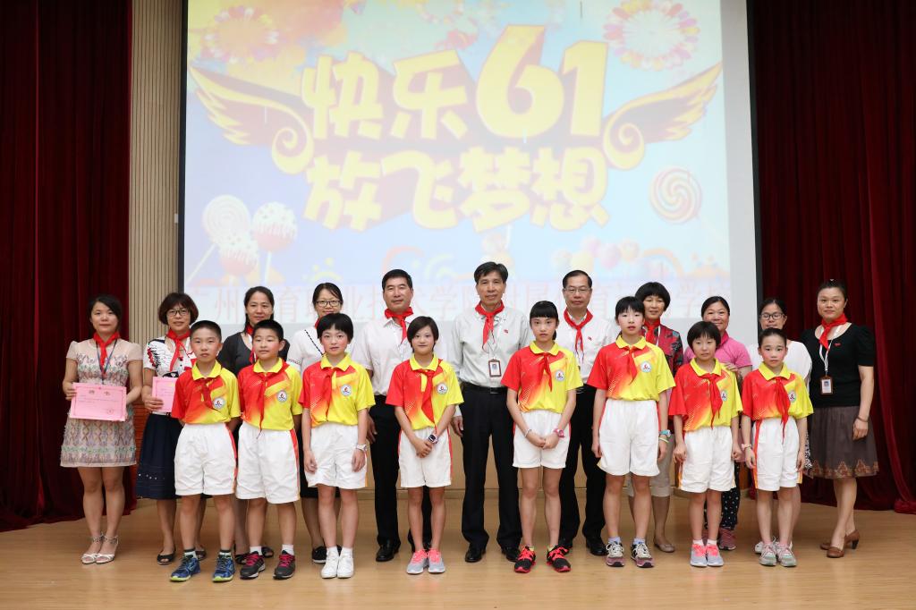 院校领导为少先队辅导员颁发证书并合影
