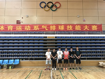 冠军与颁奖嘉宾合影