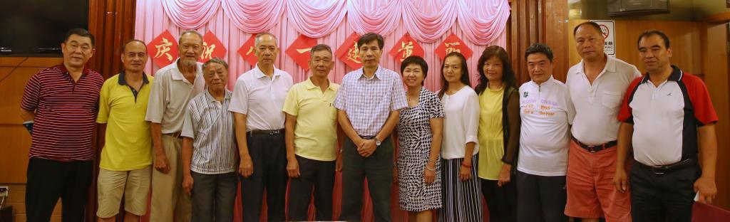 我院部分退休复转军人代表合影留念
