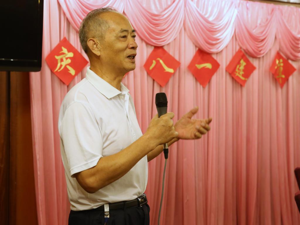 接受过毛泽东主席检阅的复转军人代表、学院退休职工谭培庆发言