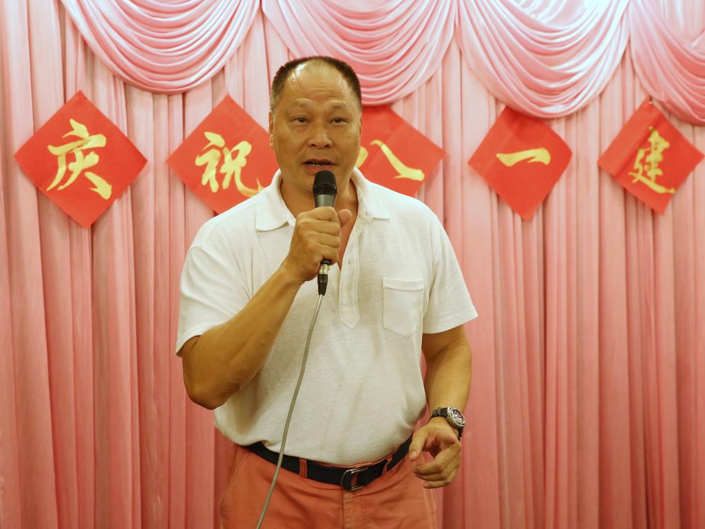 复转军人代表、原学院场馆中心副主任关色色发言