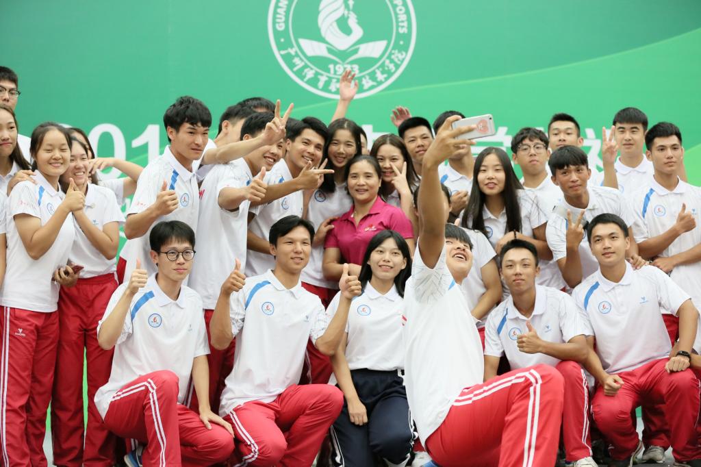 世界冠军刘秀华与同学们合影留念