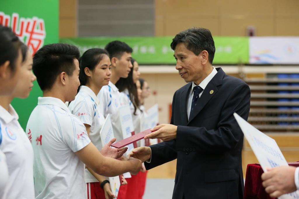 学院党委书记孔茂胜同志为获得“黎伟权校友奖学金”的学生颁发证书