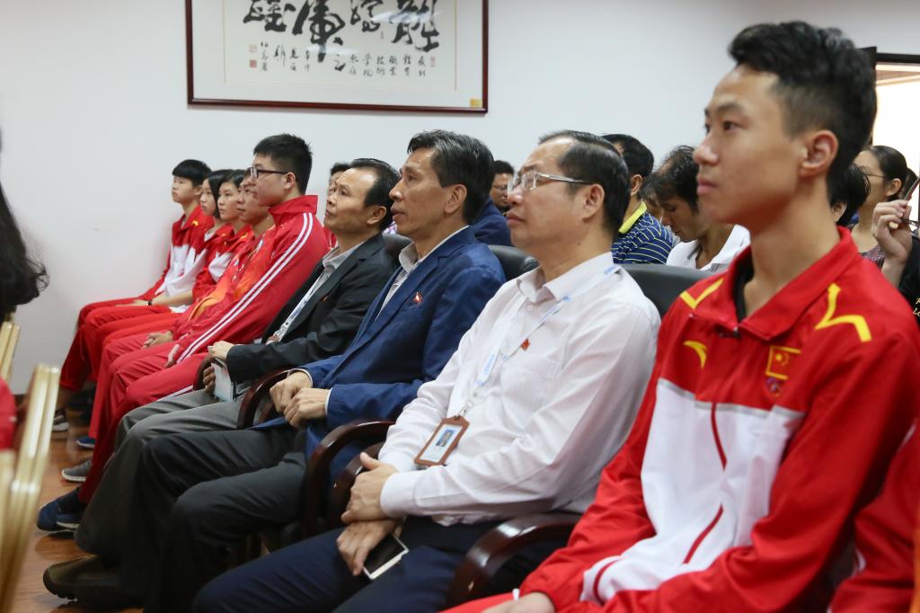 学院党委书记孔茂胜同志、党委副书记兼纪委书记林彬同志、副院长李国平同志带头认真观看开幕式盛况