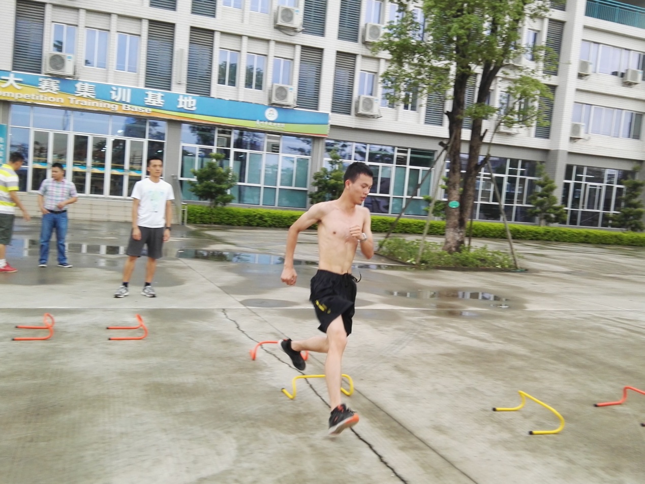 集训队员进行专项体能训练