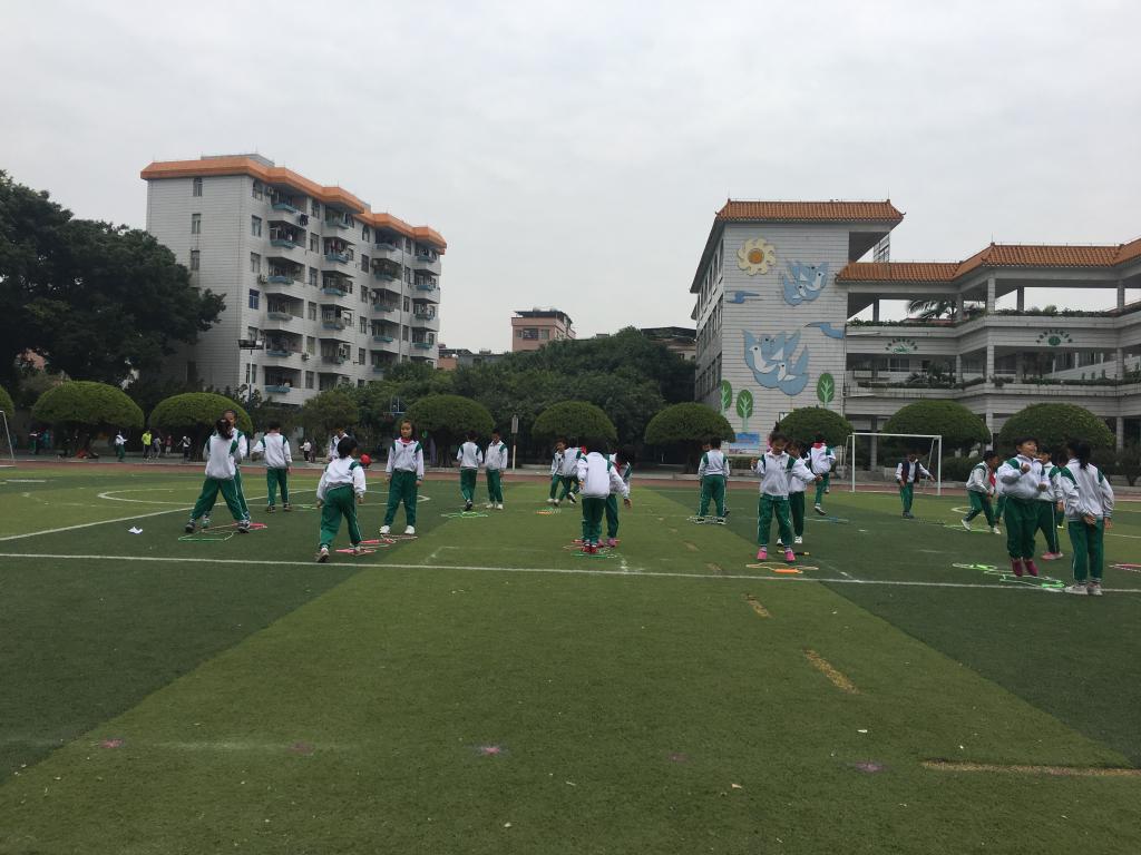 王梓程同学组织学生自编形状进行跳跃