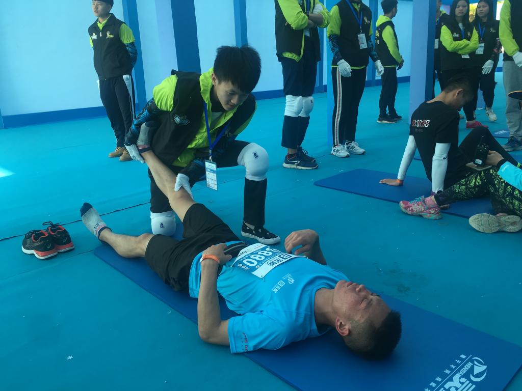 为跑者提供拉伸服务