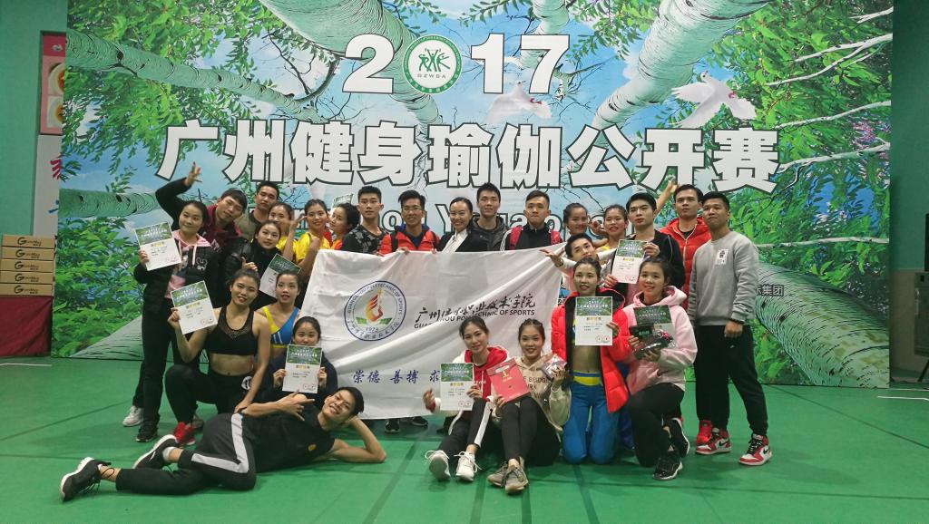 赛后指导教师与参赛选手合影留念