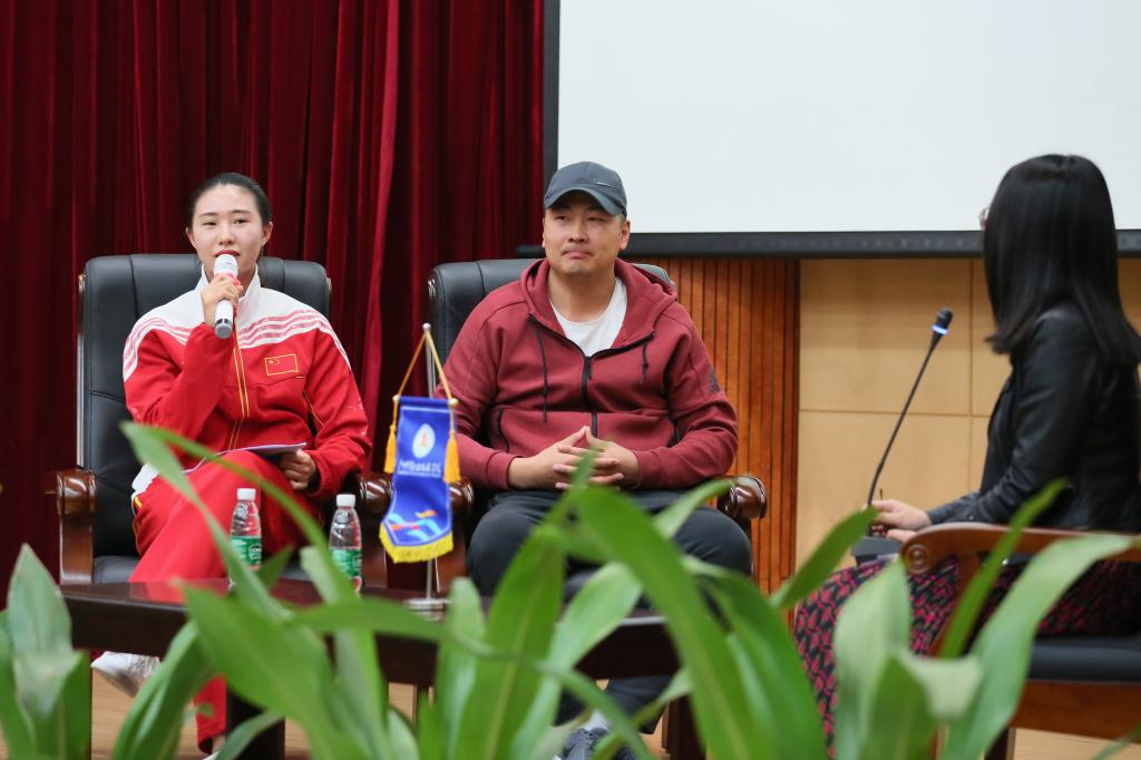 3.钟佩莹与宋健教练一同回答师弟师妹们的提问