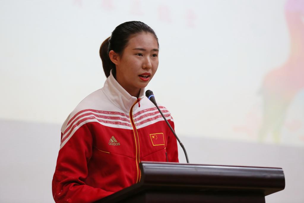 1.世界冠军钟佩莹作主题为《纵有疾风起,人生不言弃》的演讲