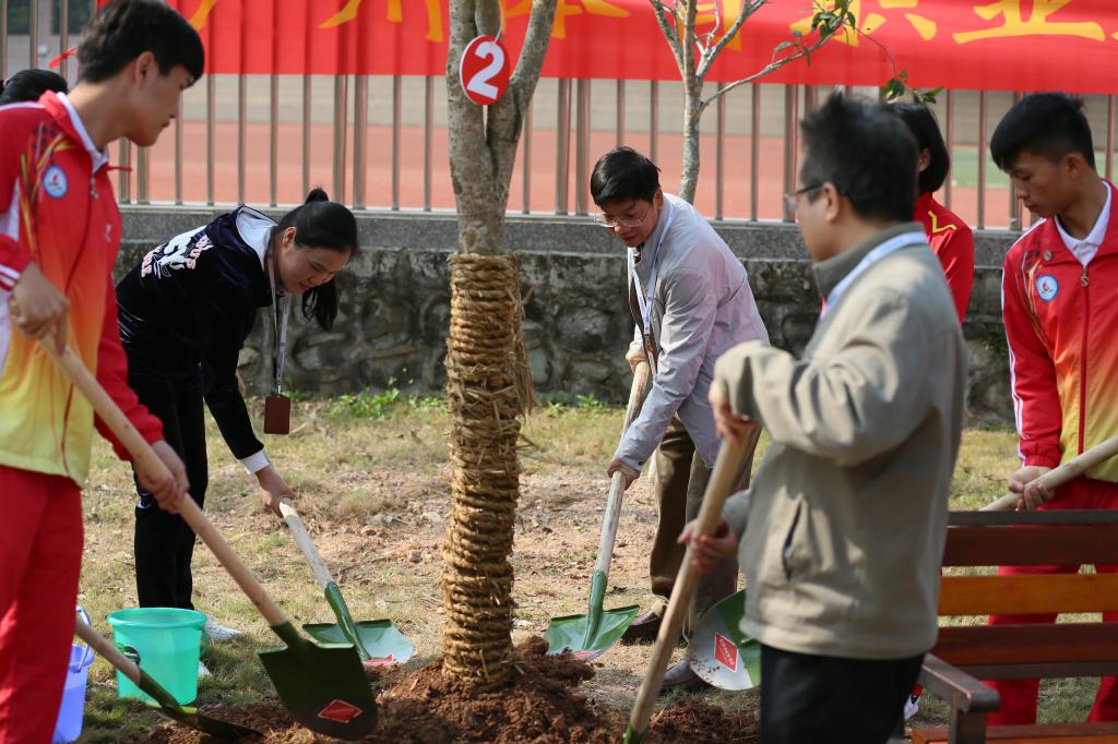 学院院长、副书记黄德敏与教练员、高职教师、附校教师、运动员、高职学生代表一起植树