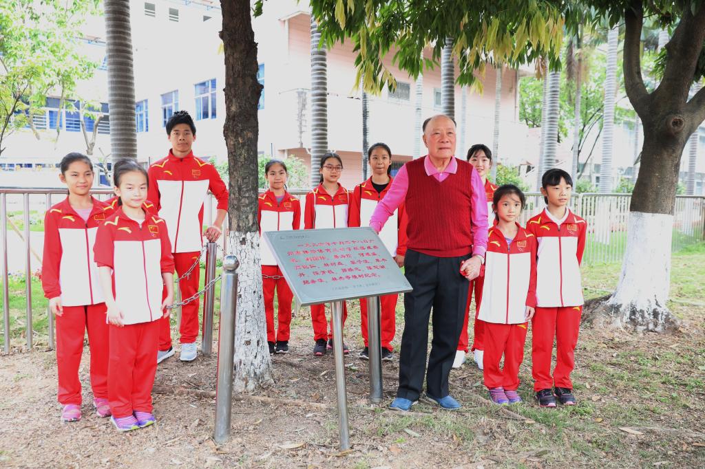 老市长与当年亲手栽种的树木合照