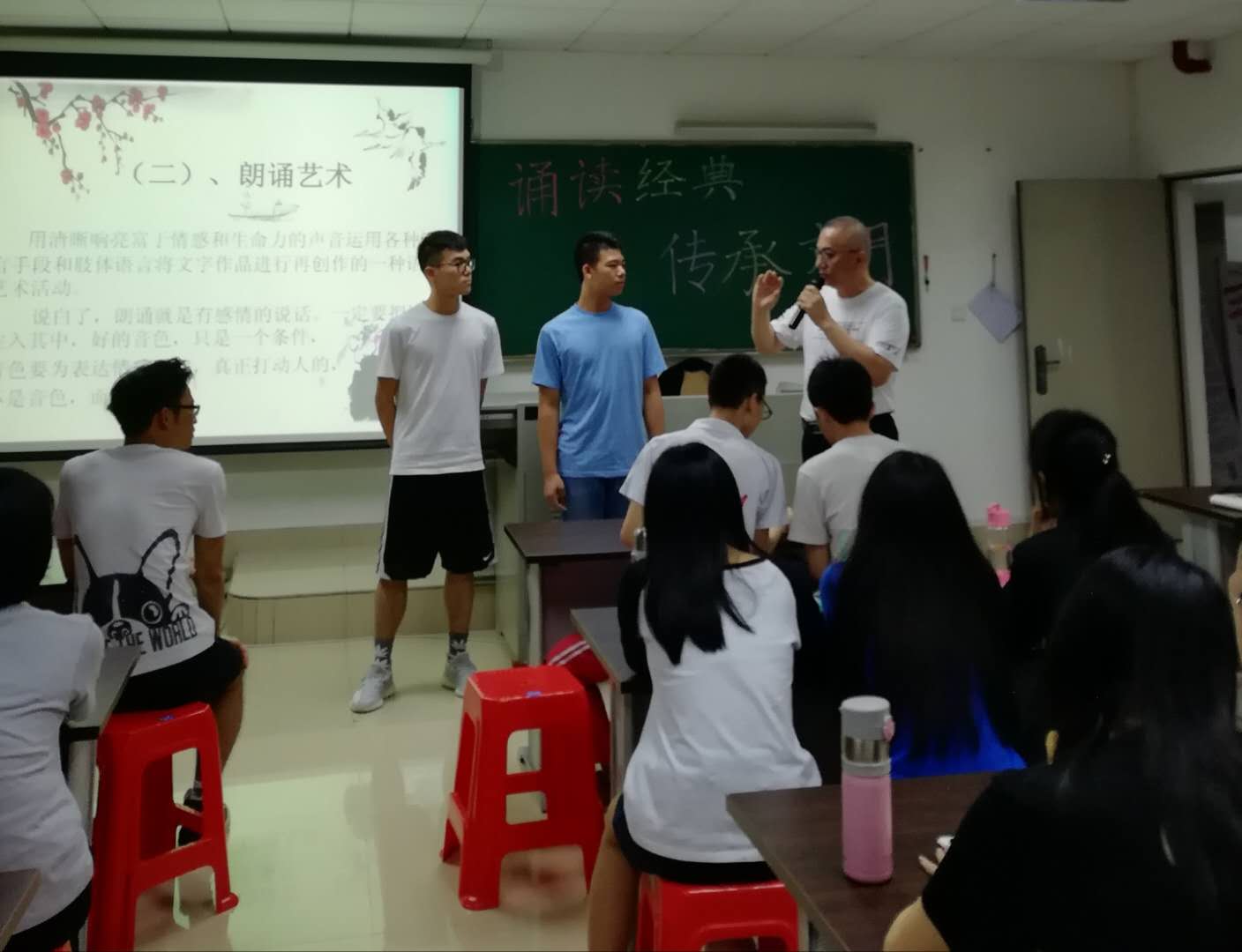 史子兴会长对学生的诵读进行点评